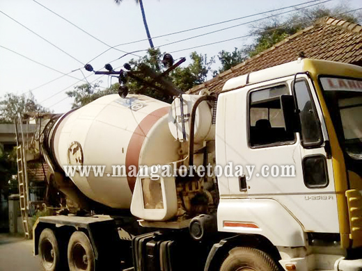 A Concrete lorry went out of control and hit an electric pole today Feb 16, Tuesday near Pinto’s Bakery Kambla Road, Mangalore.